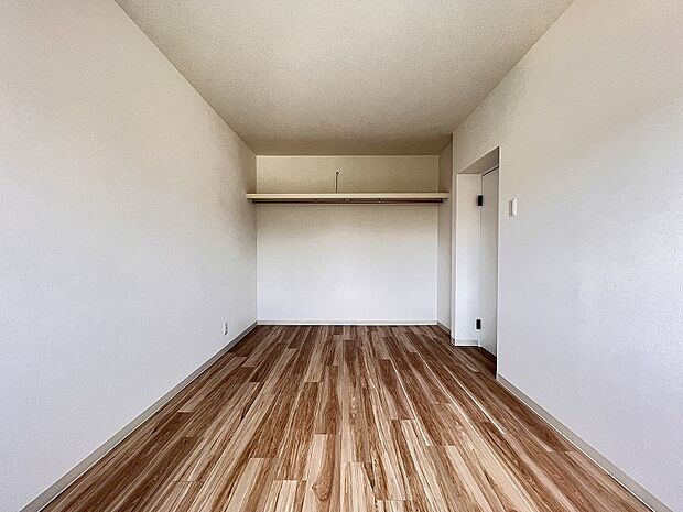 洋室4（約6.0帖）　ドア：Panasonicベリティス(しっくいホワイト柄)　床：DAIKENマンション用床材(ペカン柄)