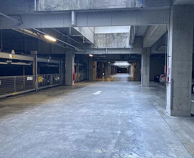 駐車場は、地上・地下にあります。※空き状況により停めれない場合があります。