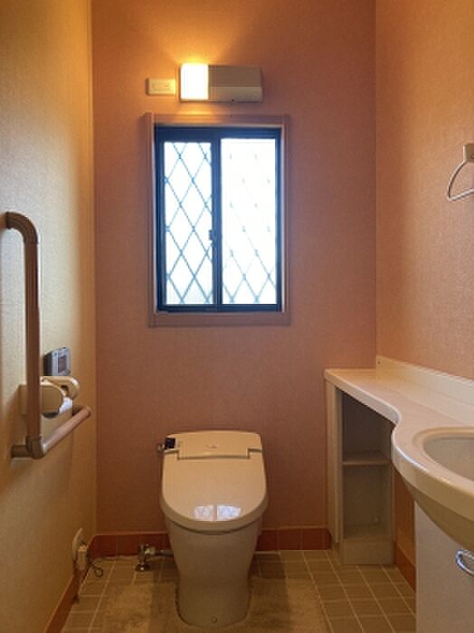 広いスペースが確保されたトイレ　手摺もありバリアフリーにも配慮されています