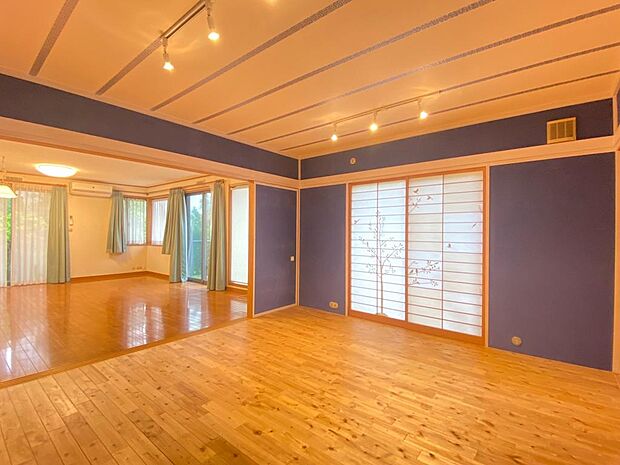 リビング横の洋室　元々は和室で、押入や襖等和室のような雰囲気は維持されています撮影:2024-05-13