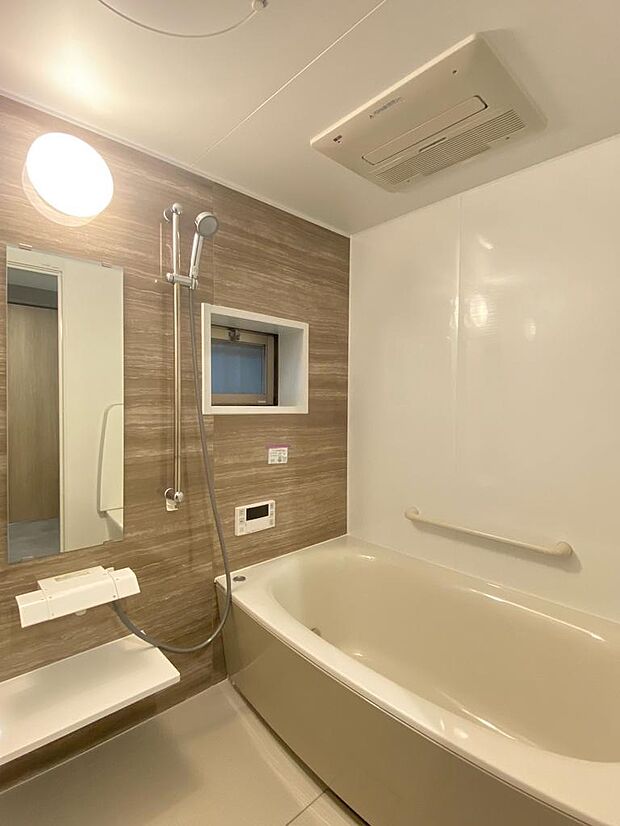 1418サイズの浴室は暖房換気乾燥機付き！