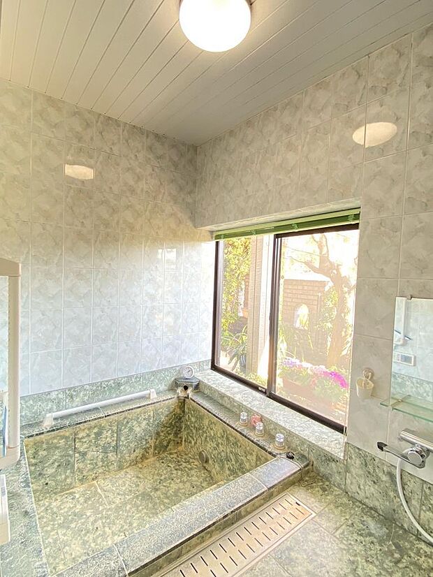 伊豆石造りの浴室　旅館に来たような雰囲気で、リラックスができそうですね