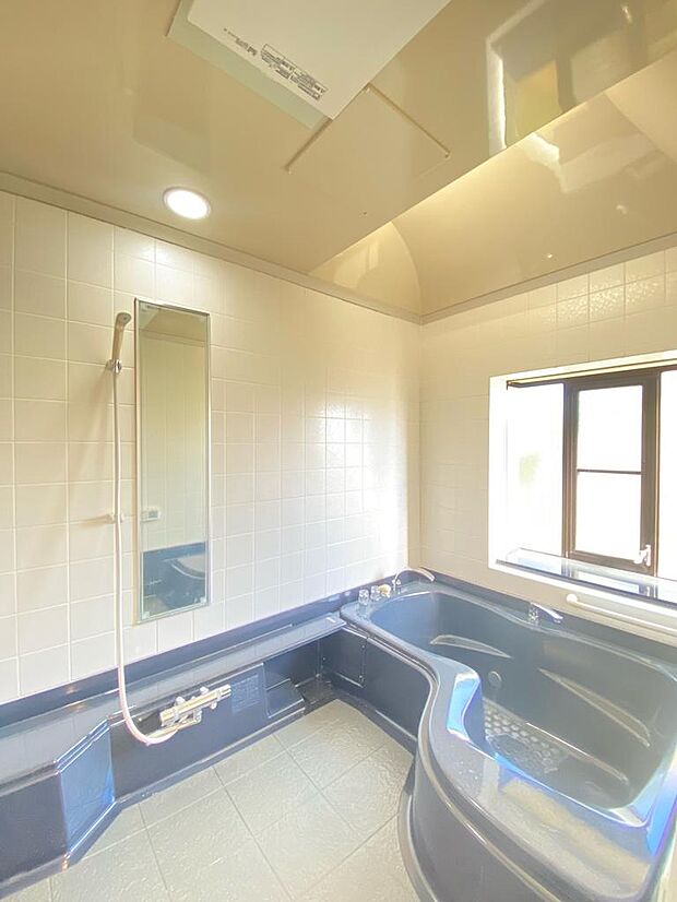 大きなスペースの浴室　浴室乾燥機つき 窓もついておりリラックスできそうなスペースです！撮影:2023-11-10