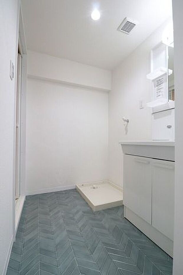 レトロ感のあるブルーの床と、清潔感のある真っ白な洗面化粧台。シンプルでお洒落な空間です♪