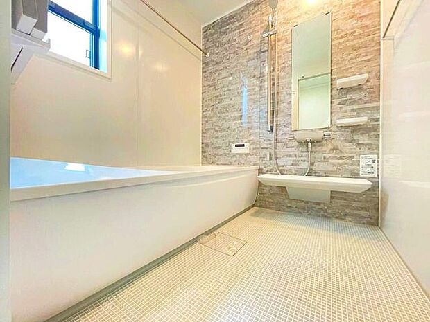 乾きやすくお手入れラクラクな床、節水仕様のシャワー、浴室暖房乾燥機などを備えたくつろぎの空間。1坪サイズだから、お子様との入浴もゆったり入れます。