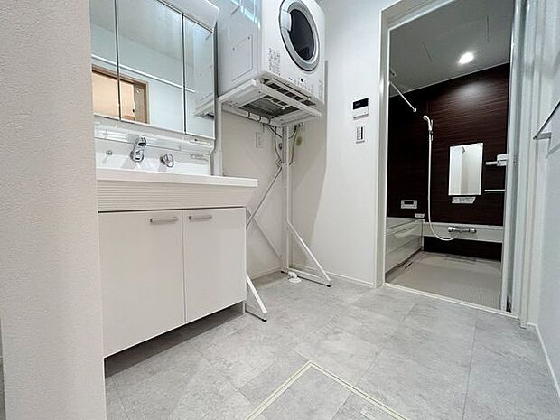 シャワー付き洗面化粧台♪三面鏡で朝の身支度もバッチリ♪ガス乾燥機乾太くんを備えています。