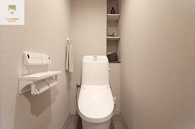 インテリアと合わせたシックな壁紙のトイレ。ゆったりと落ち着いた空間を感じて頂けます。