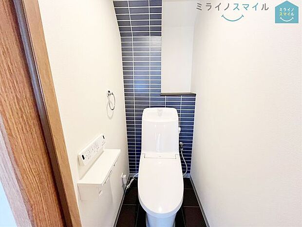 シックな内装のトイレです♪足が窮屈にならない広さ◎トイレには温水洗浄機能が付いております！リモコンが壁かけタイプなので、場所を取らず操作もしやすいです！