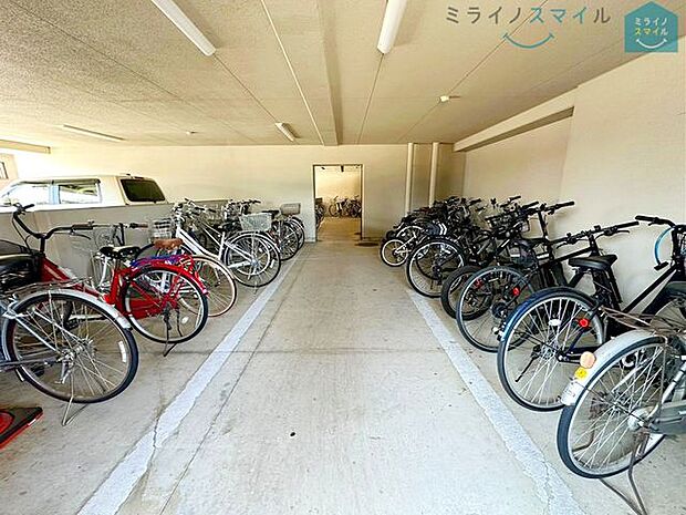 お子様の送り迎えなどに使う自転車を置く駐輪場が建物内にあるので、雨風を気にする必要がありません！劣化を防ぐことができるので大切に保管できますね♪