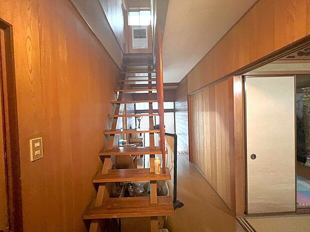 玄関すぐの階段はプライバシー性が高く、各お部屋の空調管理に最適です♪