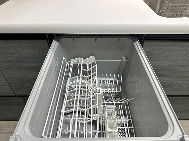 洗浄から乾燥までボタン一つで完結する食洗機付き。大変な洗い物がぐっと短く済みます。乾燥をかけて食器をそのまま保管できるのでキッチンの上に溢れてしまう必要もございません。