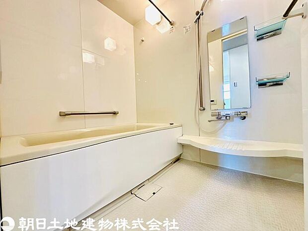 浴室には、乾燥・涼風・暖房・換気などができる、多機能な浴室暖房換気乾燥機を標準装備。雨の日でも洗濯物を乾かせます。
