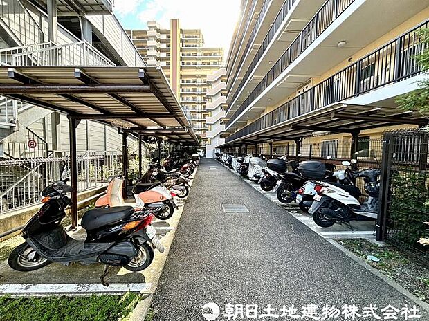敷地内にはバイク置き場もあり綺麗に使用されています。