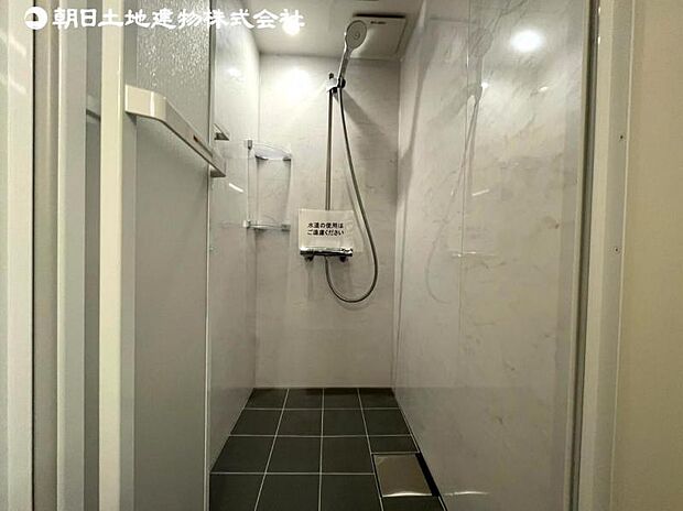 シンプルなシャワー設備の浴室です。