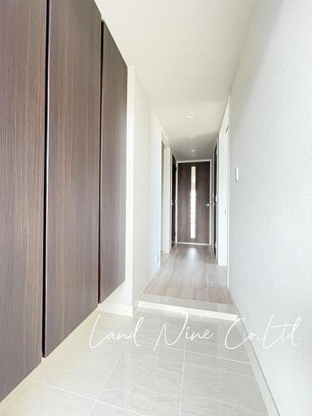 【トールサイズのシューズボックスを設置した玄関】 玄関フロアは白を基調とした清潔感のある印象。