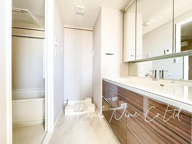 【使いやすい深型ボウルの洗面台。鏡の裏までしっかり収納スペースを備えた三面鏡洗面台仕様】 清潔感のある白を基調とした洗面スペースです。