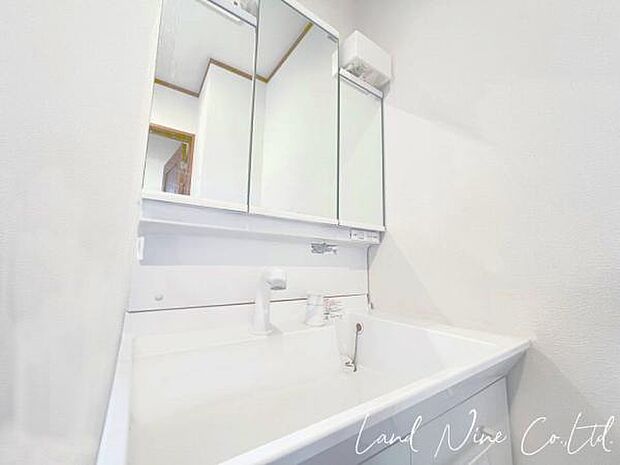 【三面鏡洗面台は収納豊富です】 シャワーヘッド仕様の三面鏡洗面台。