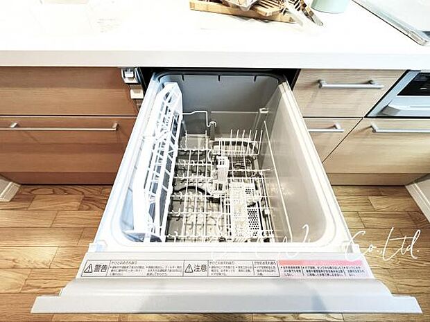 【食洗機でカジラク】 食洗機は家事の時短につながるだけでなく、節水効果にも期待ができます。高温のお湯で洗浄する為衛生面でも安心です。