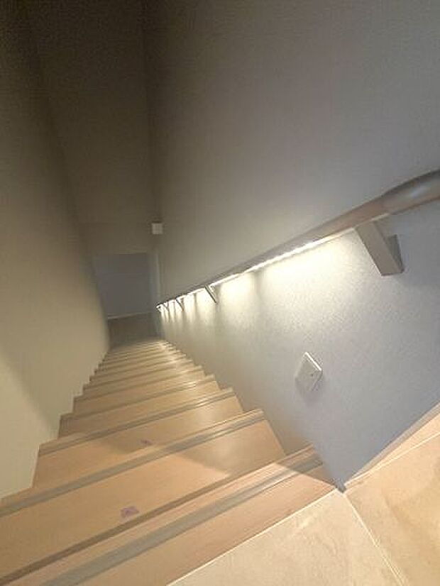 階段の手摺にはオシャレなライトもついています。