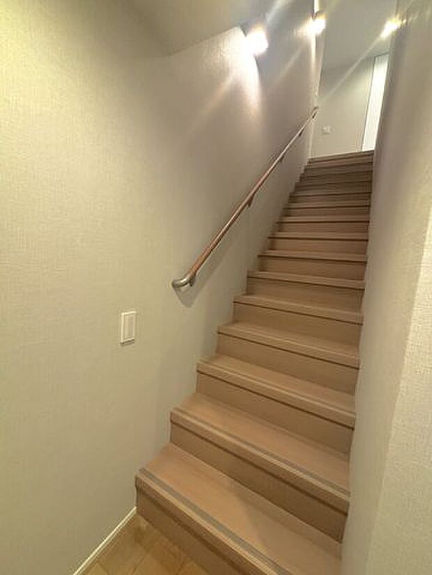 地下から1階に上る階段です。階段もかなり広く、ストレスを感じさせません。