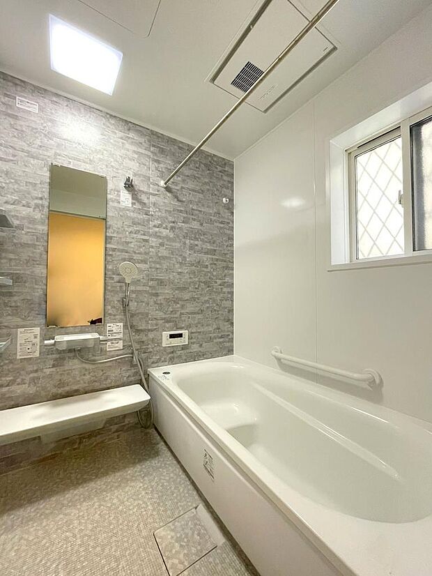 一日の疲れを癒す浴室は1面のアクセントパネルに高級感を演出するグレーのカラーリングを採用！清潔感ある広々とした空間で毎日の疲れをリフレッシュしましょう！！