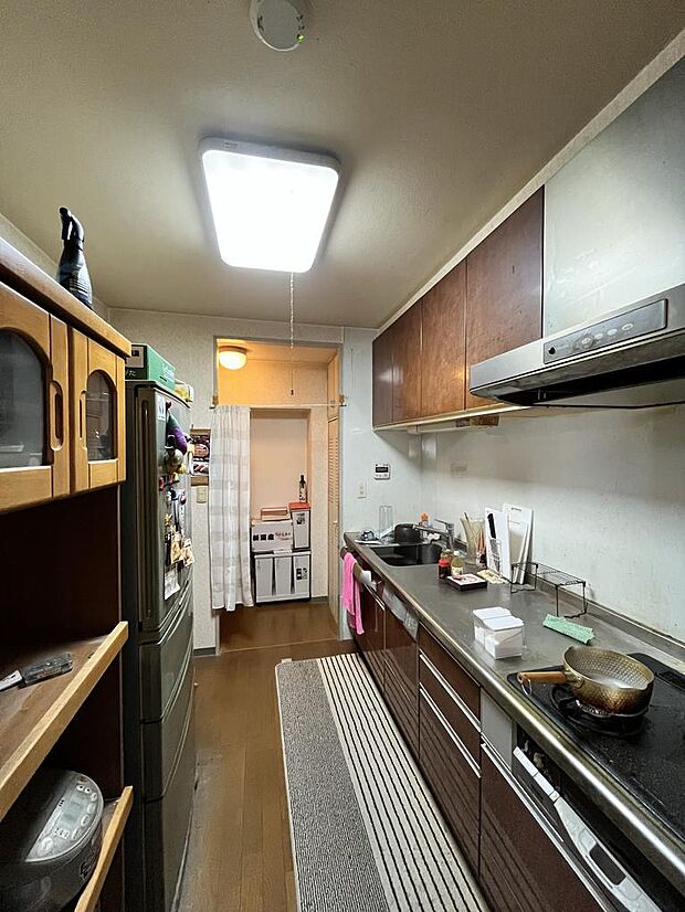 約3.5帖のキッチン、奥にパントリー収納、食器洗浄機も付いています。
