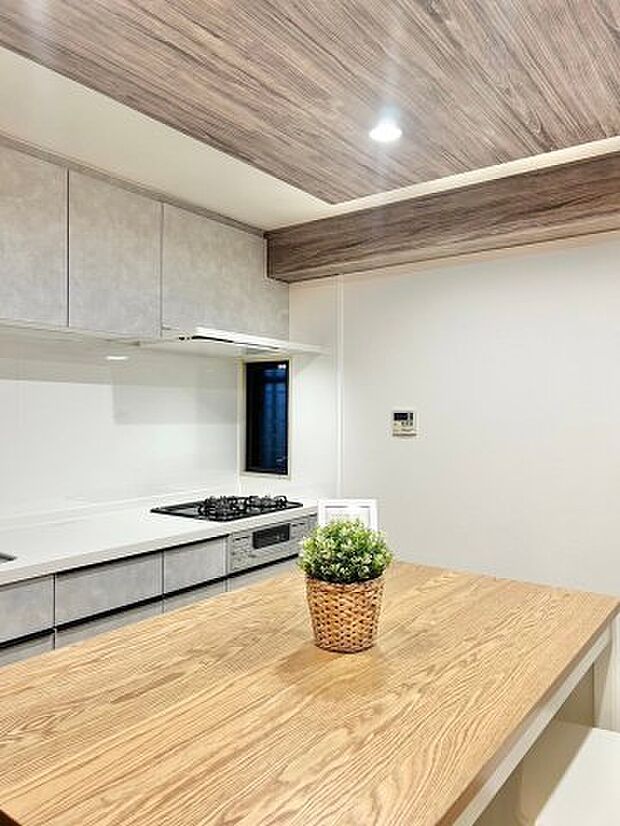 システムキッチン新設　スペースが広く料理がしやすいキッチンスペース