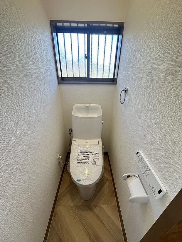 【リフォーム済】トイレはLIXIL製の温水洗浄機能付きに新品交換します。キズや汚れが付きにくい加工が施してあるのでお手入れが簡単です。直接肌に触れるトイレは新品が嬉しいですよね。