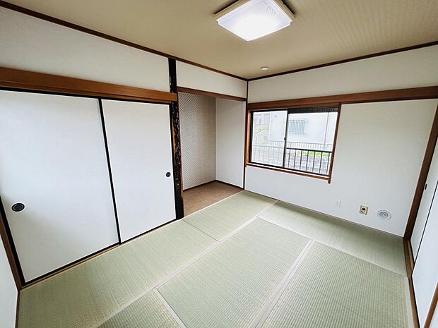【リフォーム済】2階和室です。畳を表替えしました。落ち着いた雰囲気のお部屋です。