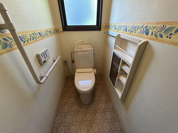 【トイレ】温水洗浄機能付きで毎日快適に使用できます。小窓を開ければ日の光と自然の風で気持ちよくお掃除できそうです。