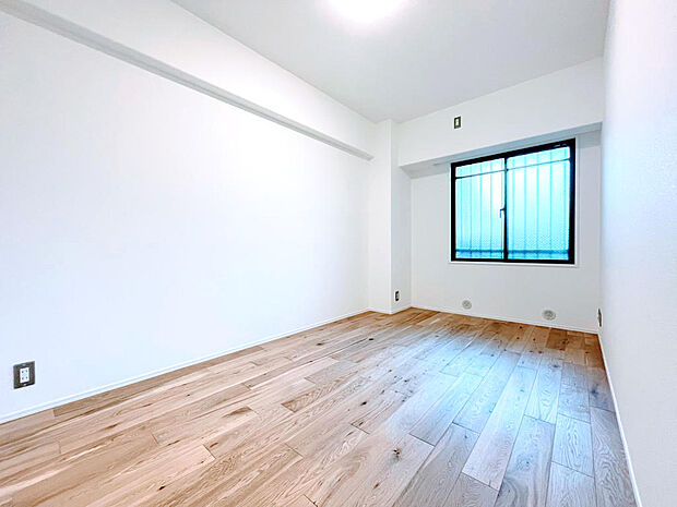 約6.2帖の洋室。白と木目を基調とした柔らかい雰囲気となっています。
