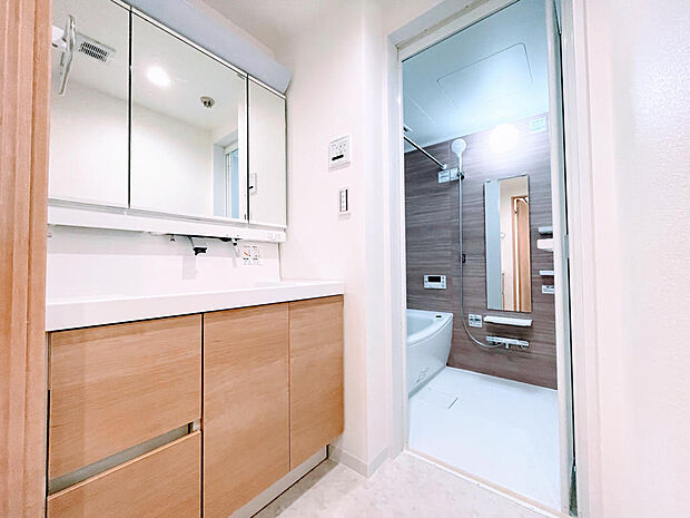 散らかりがちな洗面台も、3面鏡の裏には化粧水や歯磨きなどがたっぷり収納できます。