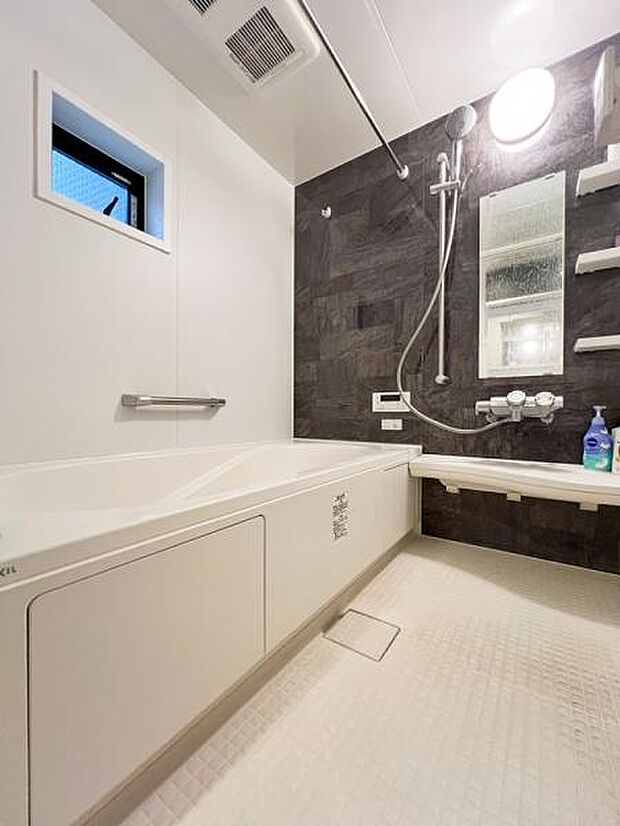 一坪型のゆとりある浴室は日々の疲れを癒してくれます。浴室乾燥機能やオートバス機能も備えた快適な浴室