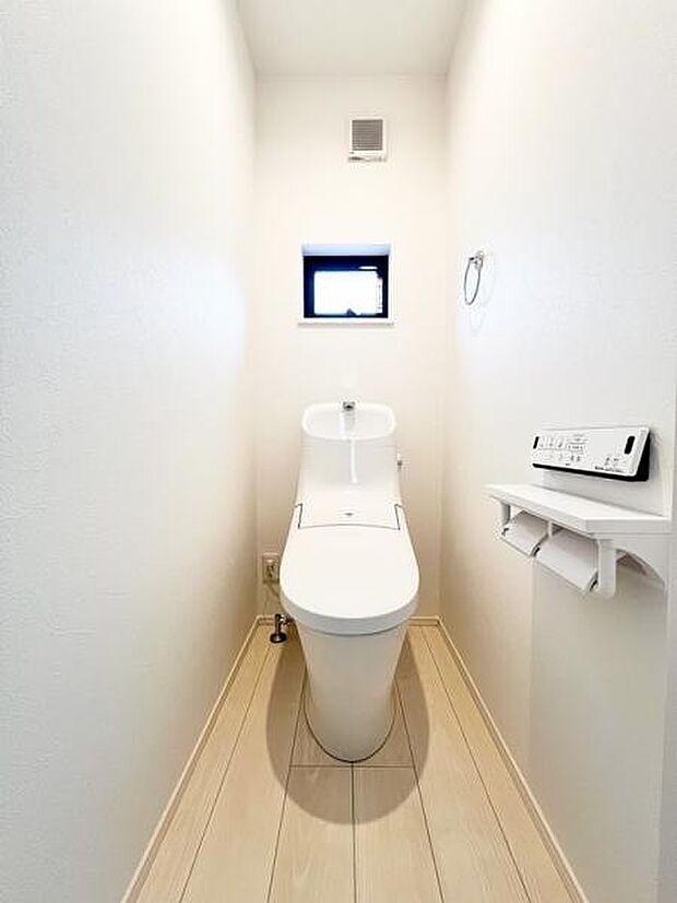 ウォシュレットや保温機能を備えたトイレ。お掃除も簡単な淵レス構造です。