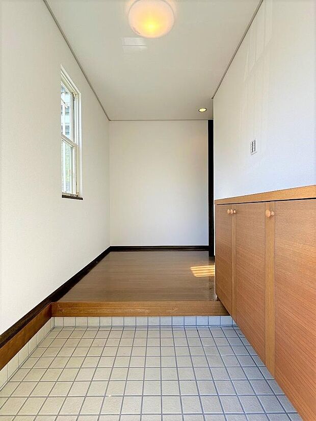 【リフォーム済】玄関ホール　クロス張替、照明交換。玄関はお家の顔となる部分、お客様が最初に目にする場所だからこそ、第一印象が大切ですね。