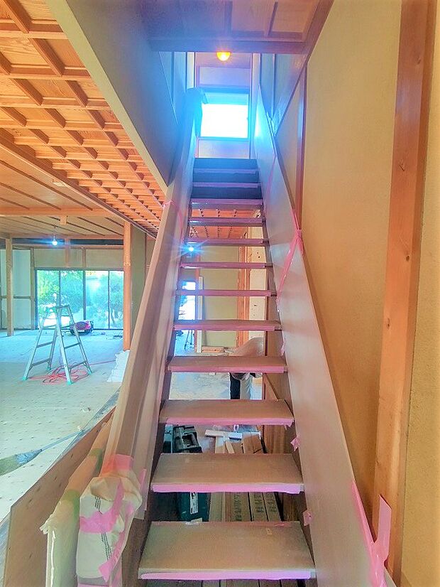 【リフォーム中】階段は純和風ならではの造りとなっています。玄関からも見えるこの階段がお家の象徴になりますね。