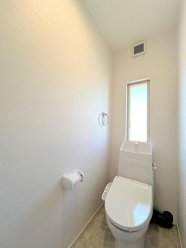 【リフォーム済／2階トイレ】トイレは1階と同様にジャニス製の温水洗浄機能付きに新品交換しました。2階にトイレがあると便利ですね。
