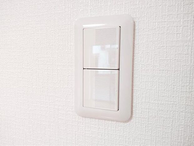 【同仕様写真／スイッチ】住宅のすべての照明スイッチはワイドタイプに交換します。スイッチ部分が広いので、小さいお子様やご年配の方でも押しやすいデザインです。