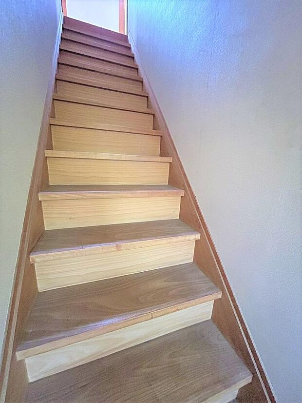 【現況販売】階段の様子です。手摺を設置すると安心して上り下りできますよ。