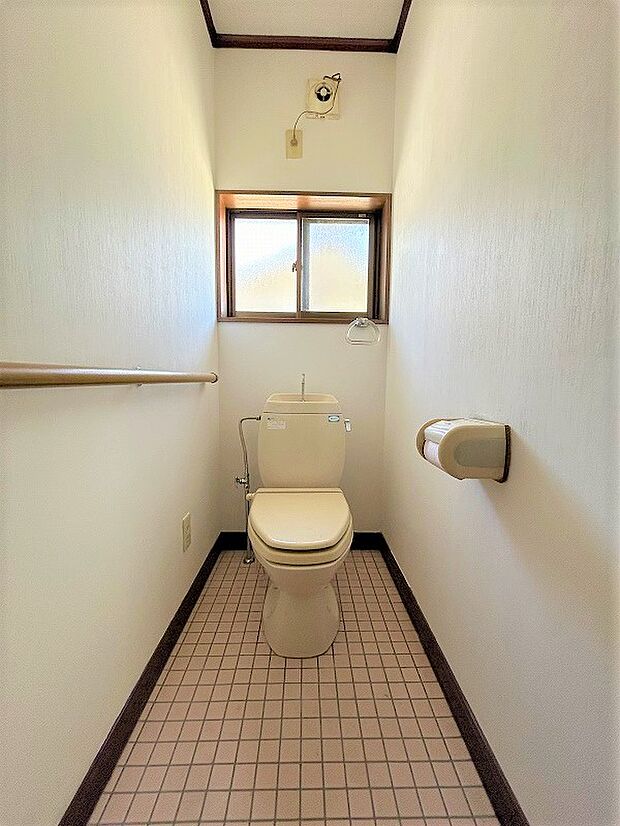 【現況販売】2階トイレの様子です。2か所あると嬉しいですね。