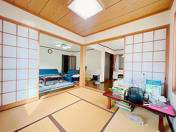 リビングと続き間で使える和室。洋室とは違った良さと味わいのある和室は畳の香りでリラックスできる一部屋です。