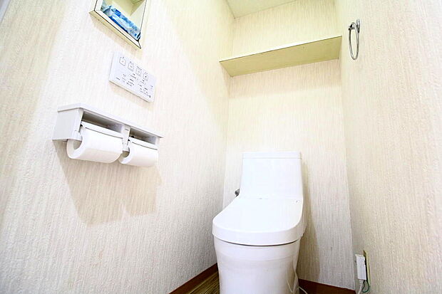 トイレの上部には棚もあり、トイレットペーパーや掃除小物なども収納できます。