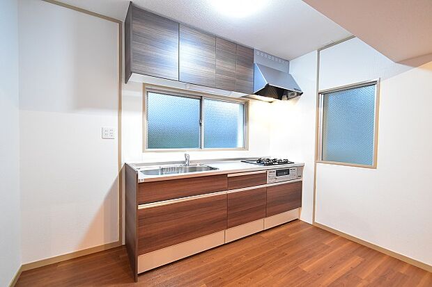 窓のある明るいキッチンスペース！システムキッチン新品交換済です！