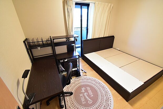 サイズの大きなベッドでも対応可能な北側洋室