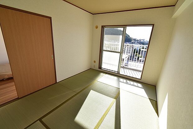 美しく改装された明るい６畳和室！