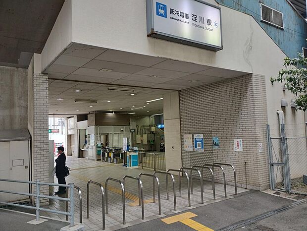 阪神電車淀川駅です。距離は約７５０ｍです。