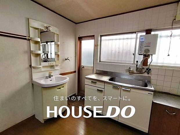 一階和室の隣にキッチンと洗面台があります♪