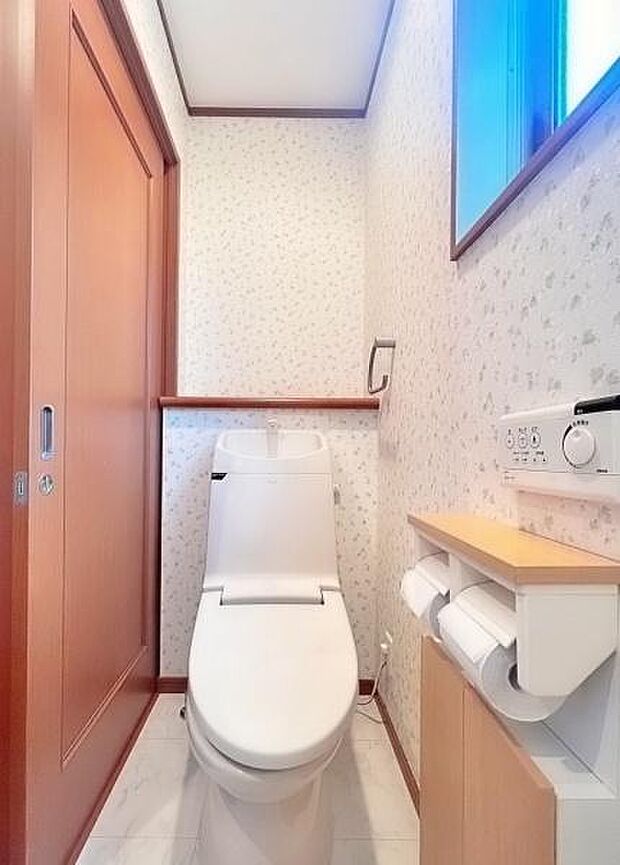 お手入れやお掃除が、簡単にできるシンプルなデザインのトイレです。