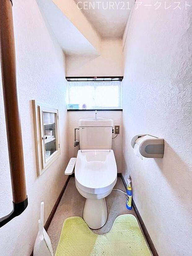 〜・〜Toilet〜・〜シンプルな内装のスッキリとしたトイレです。お手入れやお掃除が、簡単にできるシンプルなデザインのトイレです。こちらの床は張替え済みで綺麗な状態です。