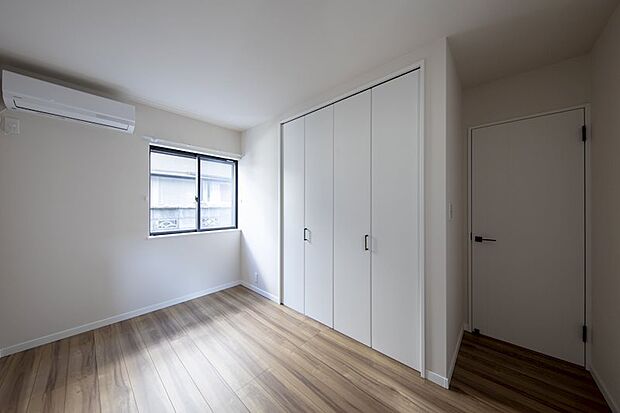 居室にはクローゼットを完備し、自由度の高い家具の配置が叶うシンプルな空間です。